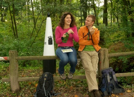 Wandelaars nabij markering op het Grenslandpad