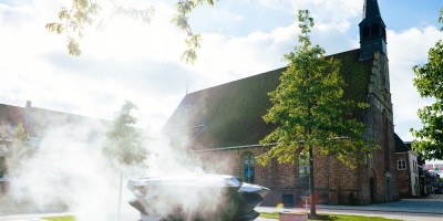 Dokkum kerk en fontein.jpg