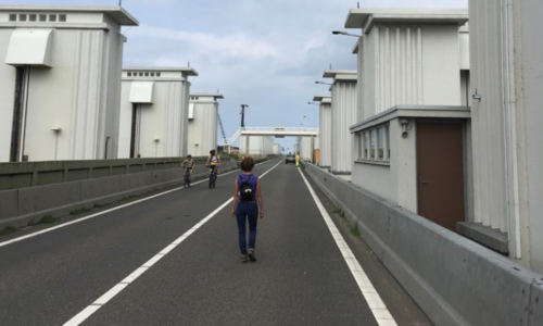 Afsluitdijk met fietsers en wandelaars