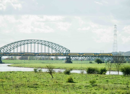 Spoorbrug Arnhem vanaf Meinerswijk © Ad Snelderwaard