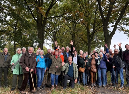Vrijwilligers en Ankie van Dijk met wandelgids Graafschapspad