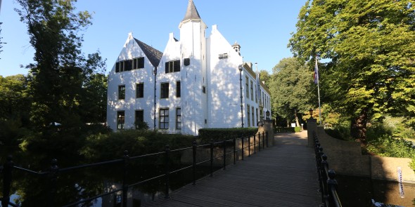 Grienden_Zuid_Holland_IJsselmonde_voorzijde_Kasteel vanaf brug.JPG