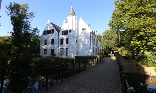 Grienden_Zuid_Holland_IJsselmonde_voorzijde_Kasteel vanaf brug.JPG