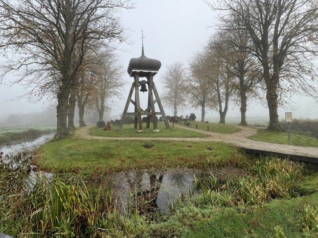 Kerkhof van Spanga met klokkenstoel © Ernst Koningsveld