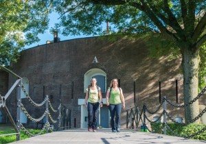 Wandelaars bij Fort Asperen.jpg