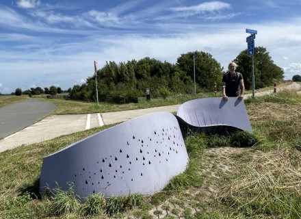 Bankjes langs NS-wandeling UIterwaarden van Cortenoever © Ernst Koningsveld