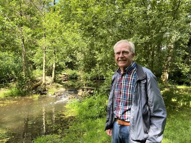 Jan Veenstra voor een beekje op het Kopermolenpad © Ernst Koningsveld