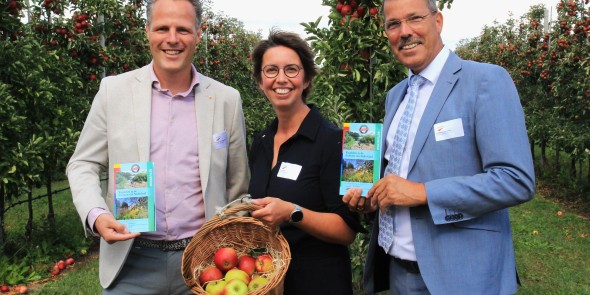 Overhandiging Betuwepadgids aan gedeputeerde van 't hoog en wethouder van Stappershoef © Wandelnet - Luuk Gijselhart