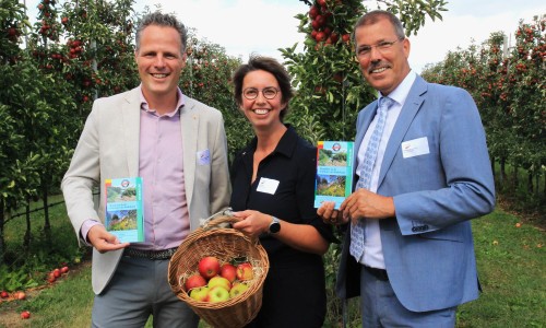 Overhandiging Betuwepadgids aan gedeputeerde van 't hoog en wethouder van Stappershoef © Wandelnet - Luuk Gijselhart