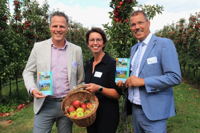 Overhandiging Betuwepadgids aan gedeputeerde van 't hoog en wethouder van Stappershoef © Wandelnet - Luuk Gijselhart