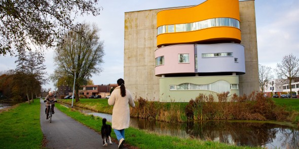 Fietser en wandelaar. Foto: Iris van den Broek - NBTC Nederland Mediabank