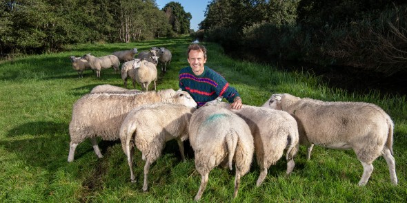 Max met schapen © Raphaël Drent.jpg