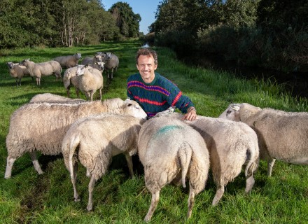 Max met schapen © 2024 Raphael Drent Fotografieaphael Drent