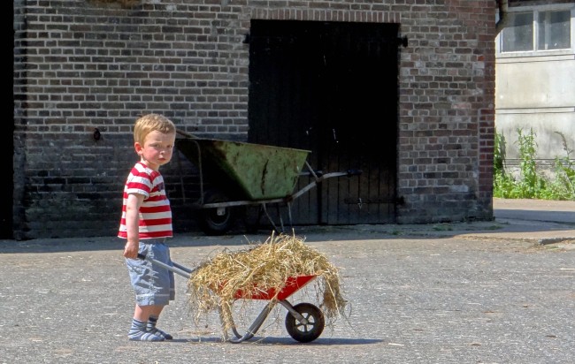 kind met kruiwagen