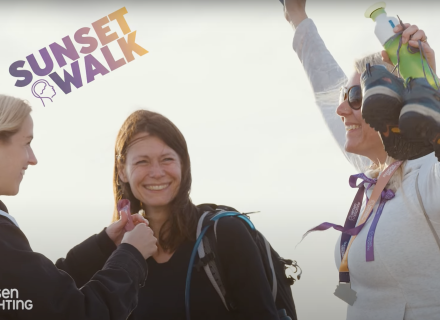 Twee deelnemers ontvangen medailles voor hun deelname aan de Sunset Walk in Noordwijk