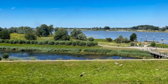 De Merwede en de wallen van Slot Loevestein © Ernst Koningsveld.jpg