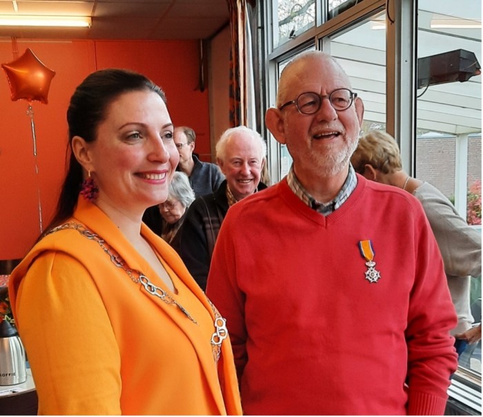 Ton Kalkers gedecoreerd met koninklijk lintje