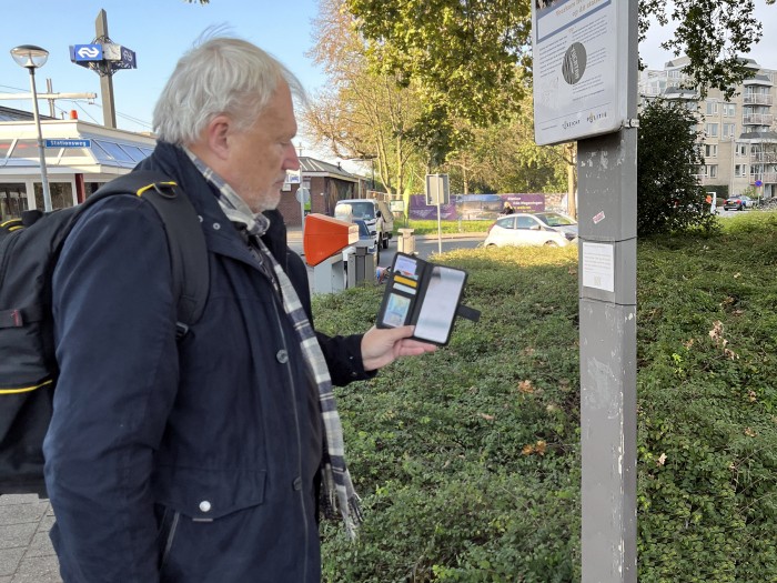 Michiel de Both bij de door hem aangebrachte waarschuwing bij station Ede-Wageningen © Ernst Konings