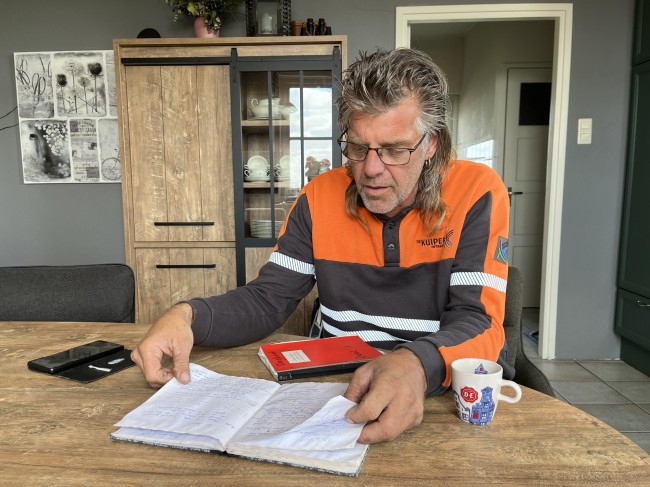 Arie van Wijk met enkele dagboeken © Ernst Koningsveld