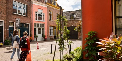 Wandelaars in de stad