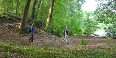 Wandelaars bij plas Tynaarlo.jpg