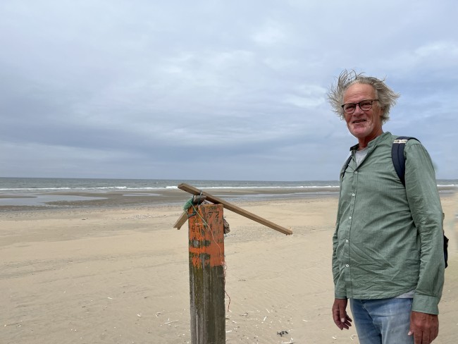 Martijn de Groot bij door mensen opgetuigde strandpaal 72 © Ernst Koningsveld
