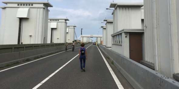 Afsluitdijk_met_fietsers_en_wandelaars.png