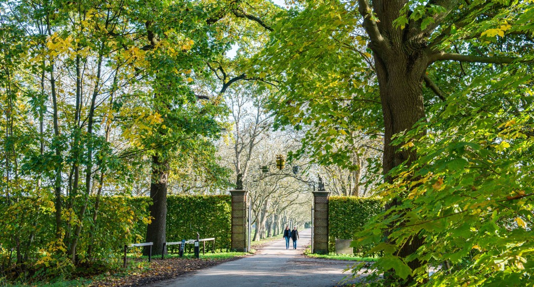 Wandelaars bij de poort van Mariënwaerdt