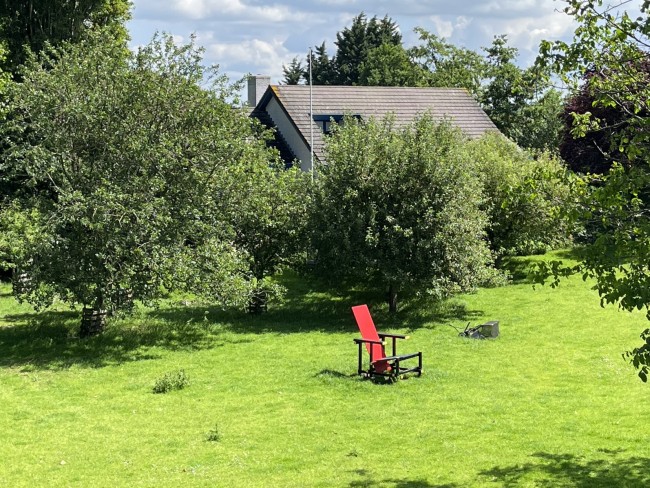 Rietveld stoel in een tuin in gehucht Rietveld, Arkel © Ernst Koningsveld