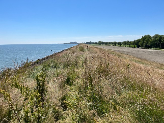 Over de dijk van de Wieringermeerpolder © Ernst Koningsveld