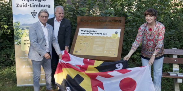 Onthulling_Wijngaarden_wandeling_Noorbeek_vlnr_Gerry_Jacobs_Peter_Peters_Anya_Niewierra.jp