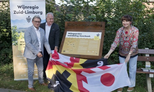 Onthulling_Wijngaarden_wandeling_Noorbeek_vlnr_Gerry_Jacobs_Peter_Peters_Anya_Niewierra.jp