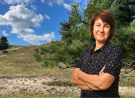 Inge Plaatsman voor de duinen bij Egmond © Landschap Noord-Holland