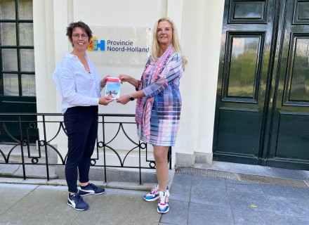 Gedeputeerde Esther Rommel ontvangt gids