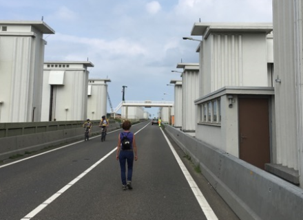 Beeld van wandelaars die rechts wandelt op de afluitdijk