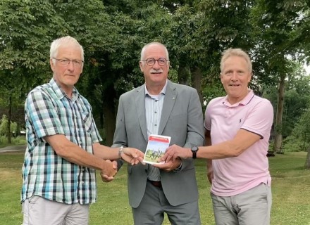 Wethouder Henk Bulten en padcoordinator Erik Kool ontvangen gids