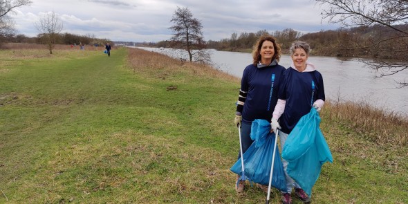 Anja en Sonja tijdens de Landelijke Opschoondag.JPG