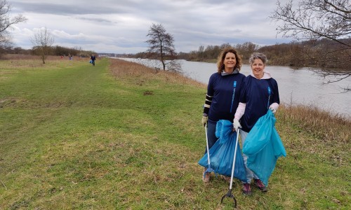 Anja en Sonja tijdens de Landelijke Opschoondag.JPG