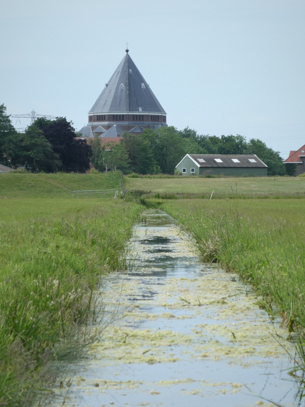 Engelenkerk met opvallende koepel.JPG