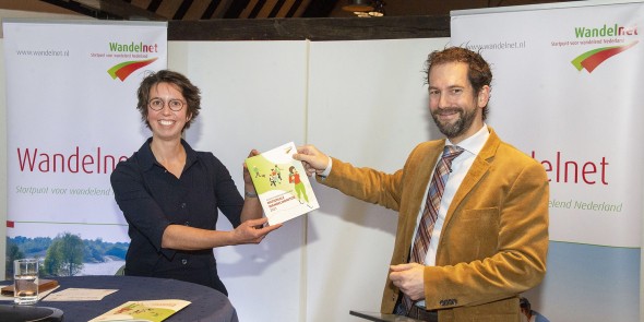 Ankie van Dijk overhandigt Wandelmonitor aan Arne Schaddelee