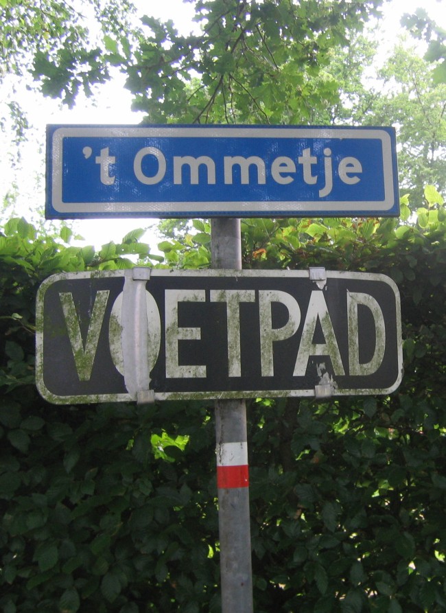 bord met 'voetpad' onder straatnaam 't ommetje_met law markering_bij Lettele_HvdV