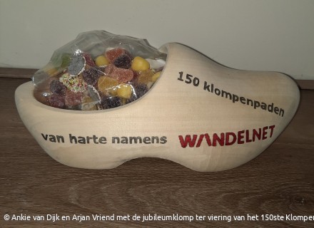 De jubileumklomp ter viering van het 150ste Klompenpad © Wandelnet