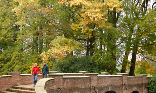 Wandelaars bij de Essenburg.jpg