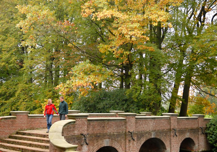 Wandelaars bij de Essenburg