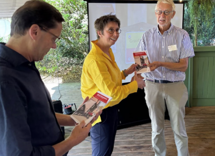 Wethouder Henk Bulten en padcoordinator Erik Kool ontvangen gids