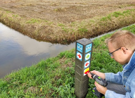 Veldmedewerker brengt markering aan