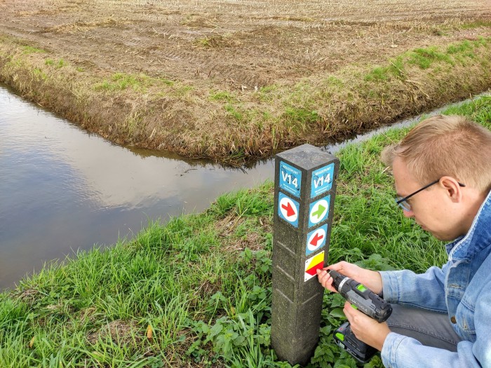 Aanbrengen markeringen Betuwepad door vrijwilligers © Elly Euverman (1)