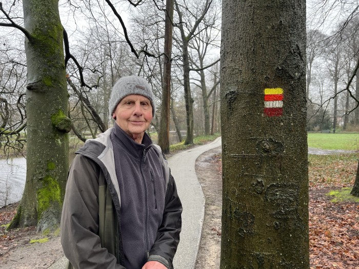Theo Post bij oude geschilderde markeringen © Ernst Koningsveld
