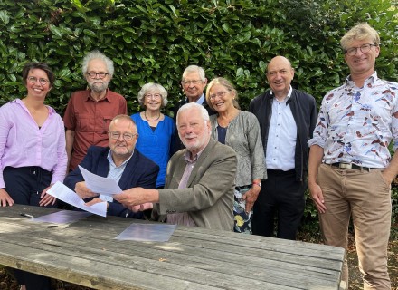 Voorzitters Toon Naber (Wandelnet) en Peter Jonquière (MENSenSTRAAT) ondertekenen samenwerkingsovereenkomst © Luuk Gijselhart