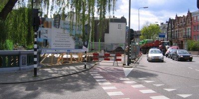 Barrière op voetpad en Maarten van Rossumpad.JPG